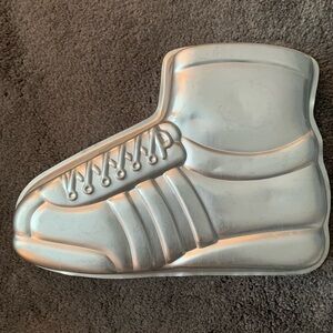 Vintage Wilton BIG SNEAKER GYM SHOE Cake Pan & insert. Good used condition.